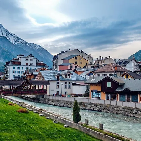 Mummery 1 - Walk To Piste * Chamonix